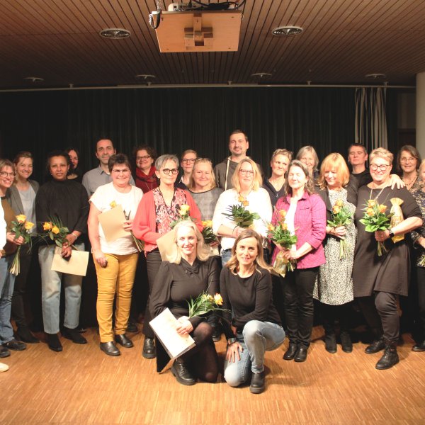 Alle Jubilare stellten sich zum gemeinsamen Gruppenfoto auf.