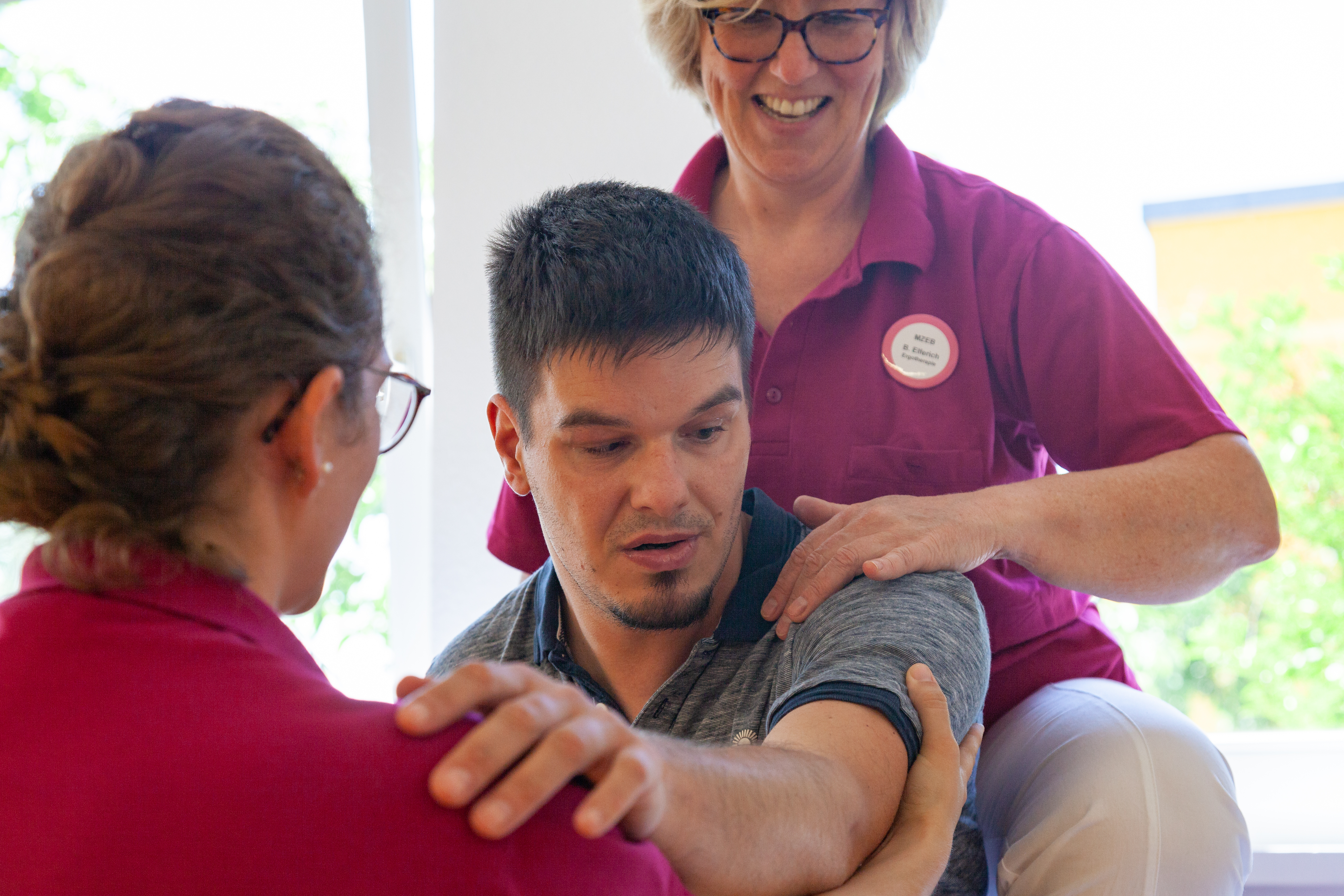 Zwei Ärztinnen versorgen einen Patienten.