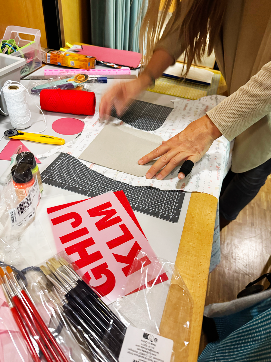 Am Materialtisch gibt es Schablonen, verschiede Stoffe und viele Werkzeuge.