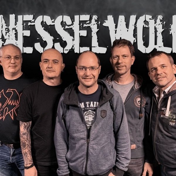 Das Bild zeigt die 5-köpfige Punkrock-Band Nesselwolf