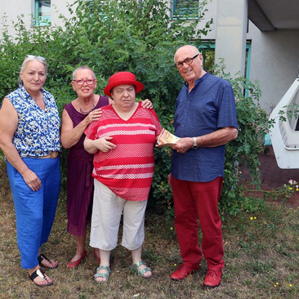 Im Bild sieht man eine Gruppe von vier Menschen von links Barbara Knötgen (Blindeninstitut) Herta Keßler, Andrea Scheller und Adolf Keßler.