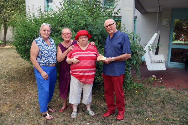 Im Bild sieht man eine Gruppe von vier Menschen von links Barbara Knötgen (Blindeninstitut) Herta Keßler, Andrea Scheller und Adolf Keßler.