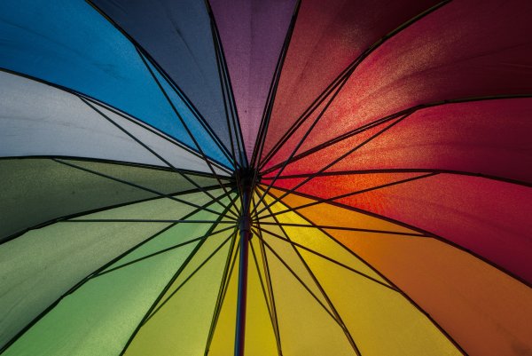 Das Bild zeigt einen bunten Regenschirm.