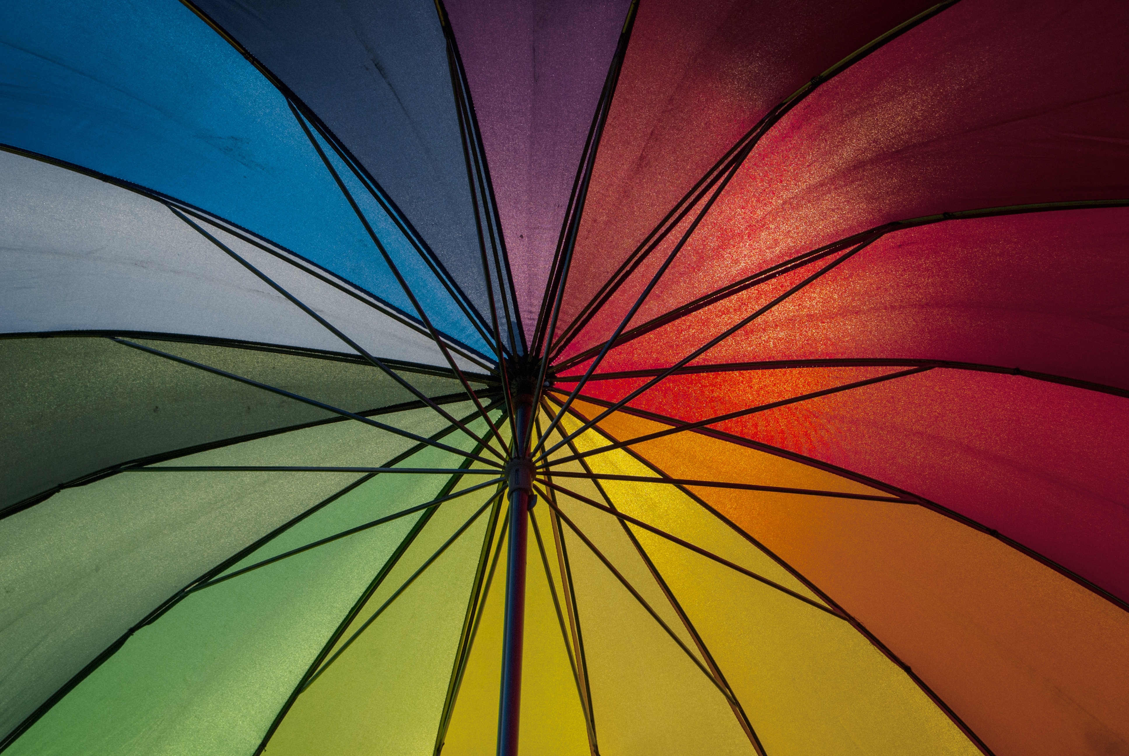 Ein Regenschirm in mit Regenbogen-Optik. 