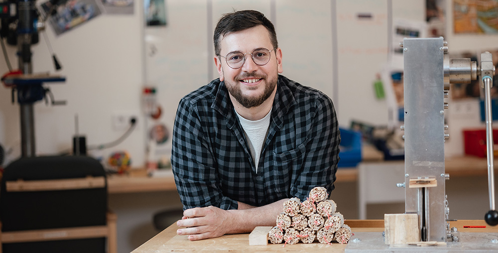Ein Portraitfoto von Patrik Dadovsky. 