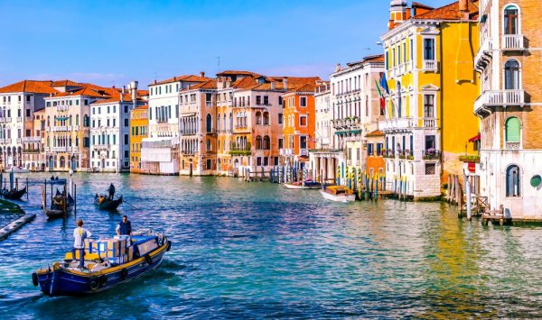 Auf dem Bild sieht man Venedig, Häuser, Wasser und Gondeln