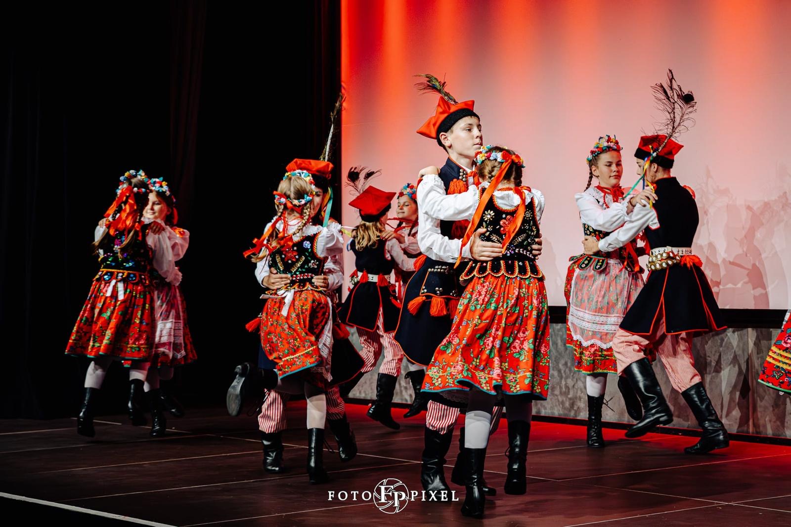 Auf dem Bild sieht man eine polnische Folkoretanzgruppe