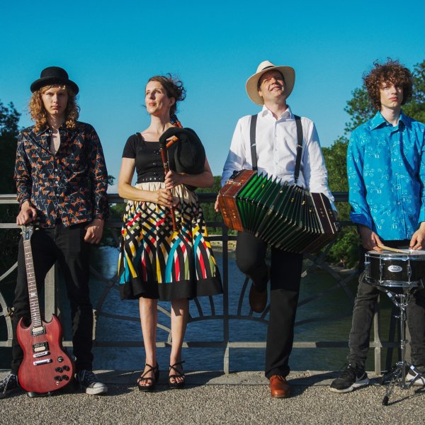 Das Bild zeigt die vierköpfige Band Spuimanovas