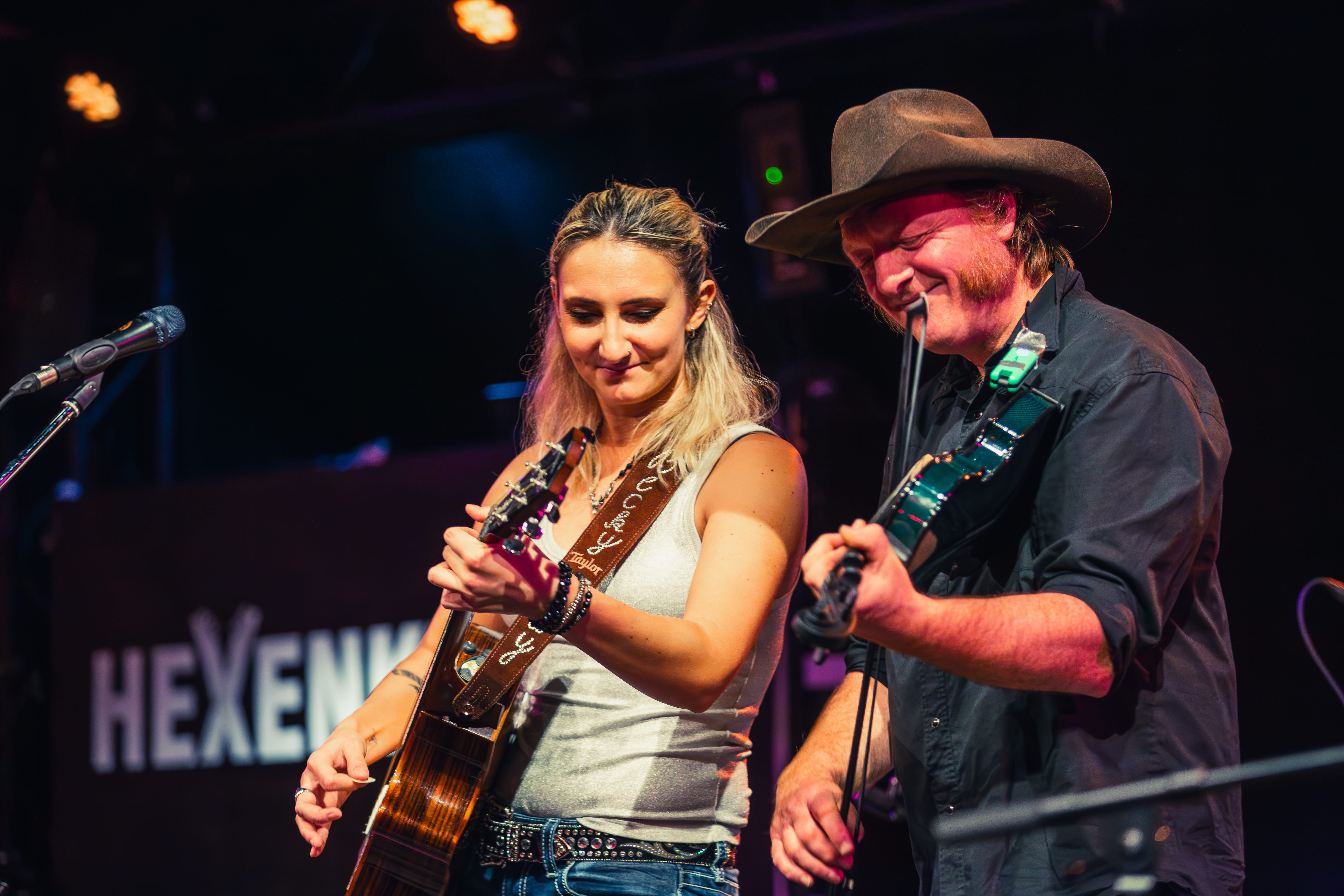Auf dem Bild sieht man die Künstler*innen Titus und Becky, beide mit Gitarren