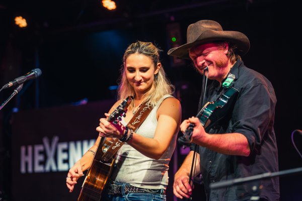 Auf dem Bild sieht man die Künstler*innen Titus und Becky, beide mit Gitarren
