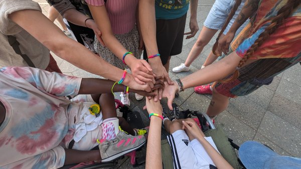 Auf dem Bild sieht man viele Hände, die sich gegenseitig berühren.