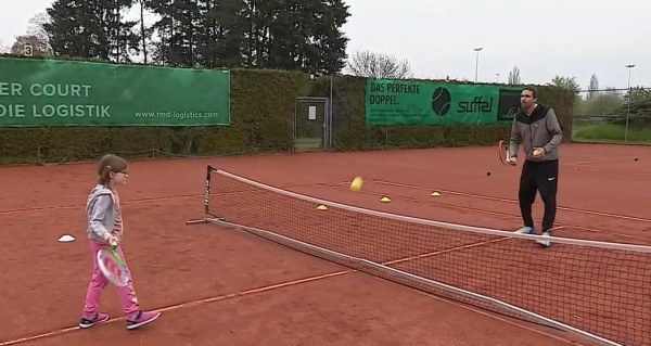 Eine Schülerin der Graf-zu-Bentheim Schule spielt Blindentennis.