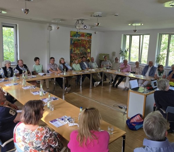 Die Mitglieder des Lionsclub erhielten einen informativen Vortrag über die Arbeit des Instituts.