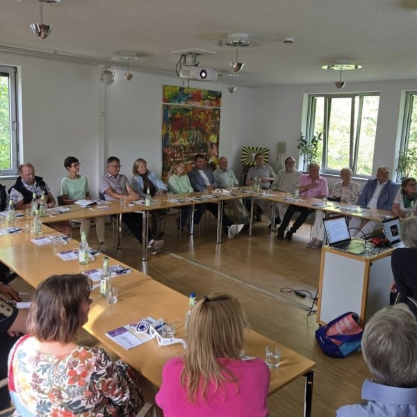 Der Lionsclub Lauf erhielt einen Eindruck von der Arbeit des Blindeninstituts Rückersdorf.