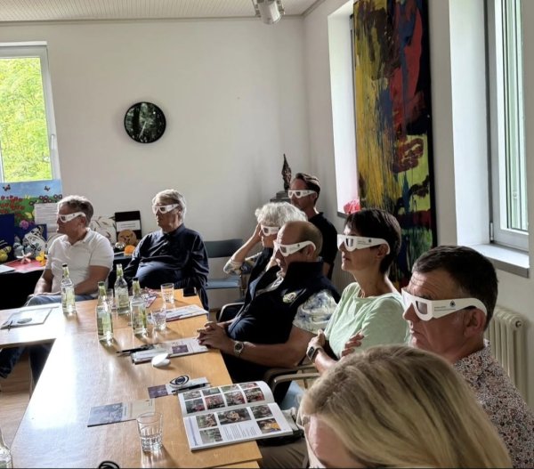 Die Mitglieder des Lionsclub testen die sogenannten Simubrillen.