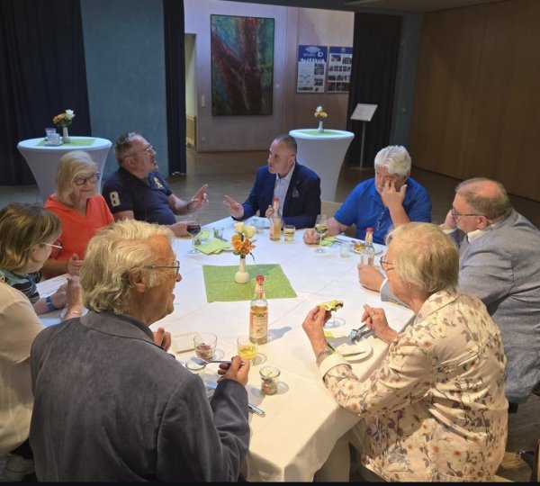 Nach dem informativen Teil hatten die Besucherinnen Zeit zum angeregten Austausch.