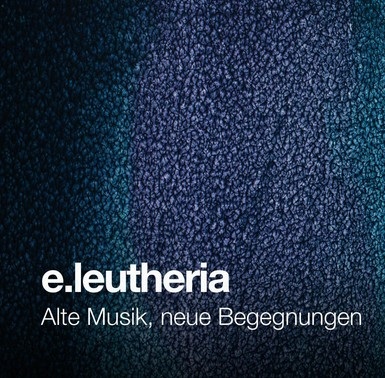Auf dem Bild sieht man einen blau-lila-schwarzen Hintergrund, Mit weißer Schrift steht geschrieben: e.leutheria. Alte Musik, neue Begegnungen