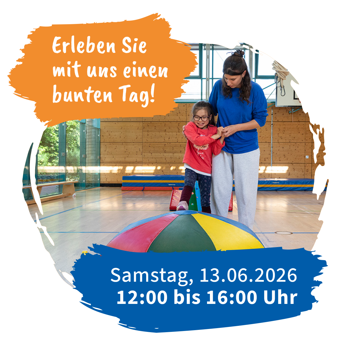 Erleben Sie einen bunten Tag mit uns - am Samstag, 13.06.2026 von 12:00 bis 16:00 Uhr.

Auf dem Bild ist Mädchen zu sehen, das mit Hilfe einer Fachkraft über ein buntes Bodenkissen steigt. Das ganze ist in einer sonnenlichtdurchfluteten Turnhalle aufgenommen.