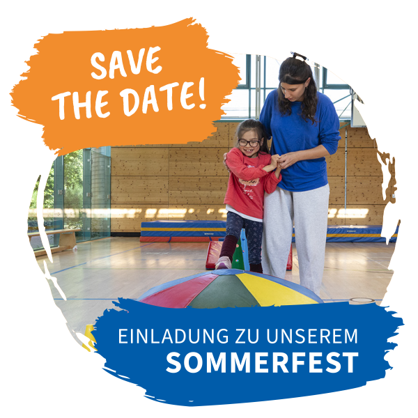 SAVE THE DATE - Einladung zu unserem Sommerfest. Auf dem Bild ist Mädchen zu sehen, das mit Hilfe einer Fachkraft über ein buntes Bodenkissen steigt. Das ganze ist in einer sonnenlichtdurchfluteten Turnhalle aufgenommen.