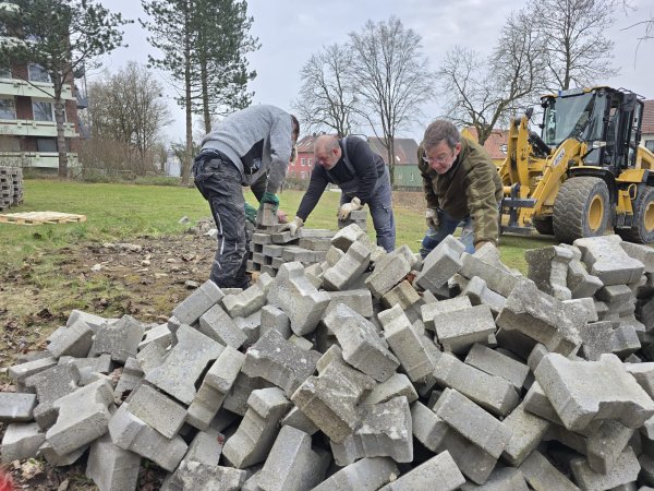 Helfer schlichten Pflastersteine