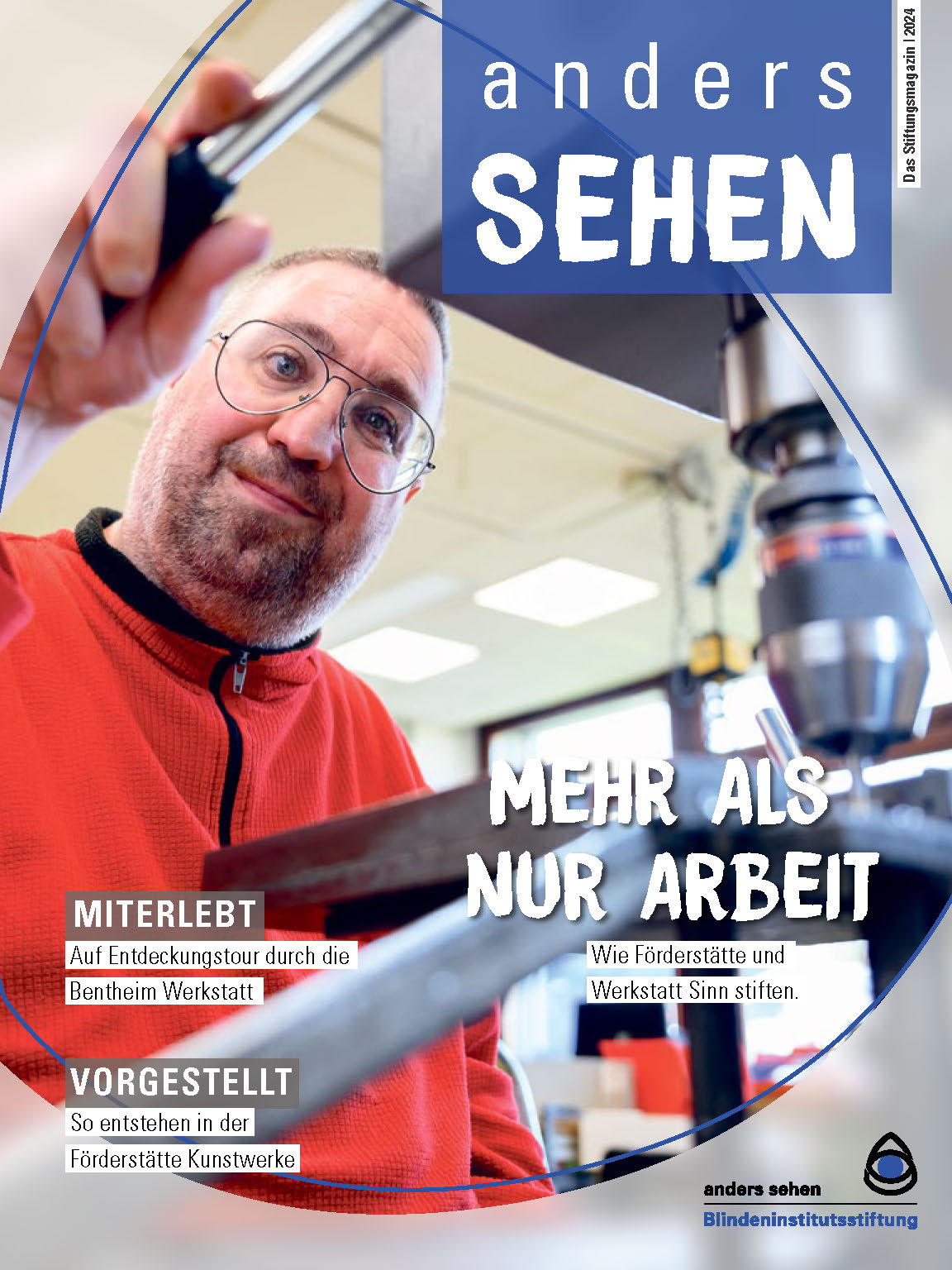 Ein Mann mit Brille schaut von oben auf den Bohrkopf einer großen Bohrmaschine im Vordergrund.