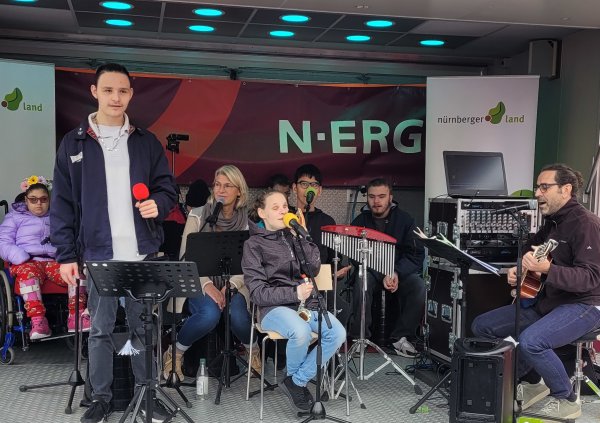 Die Musikgruppe STUDIO D des Blindeninstituts trat am Tag der Regionen auf.