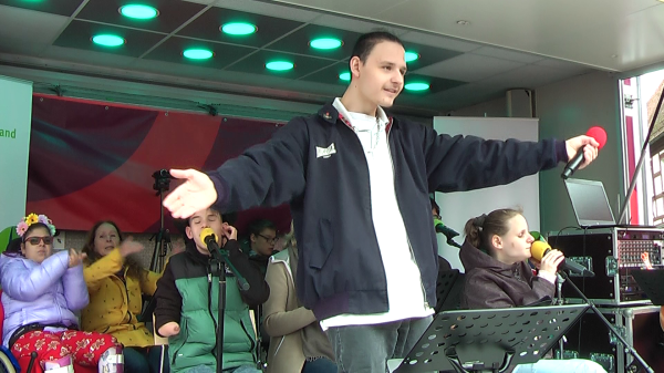 Ein Schüler von Studio D begeisterte mit seinem Gesangssolo.