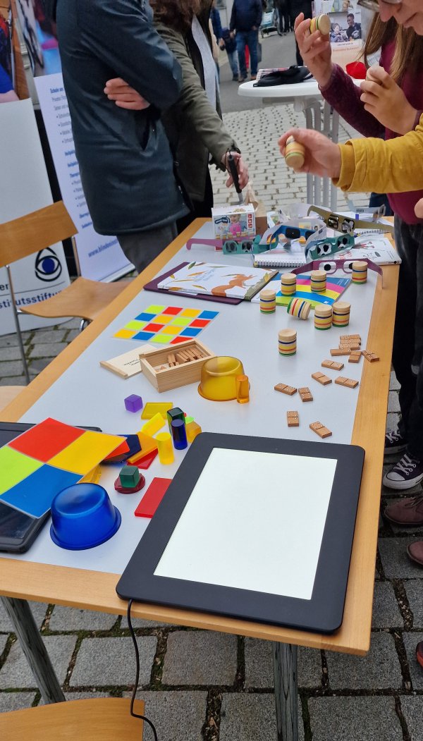 Die Besucher*innen konnten Leuchtmaterialien am Stand des Instituts ausprobieren.