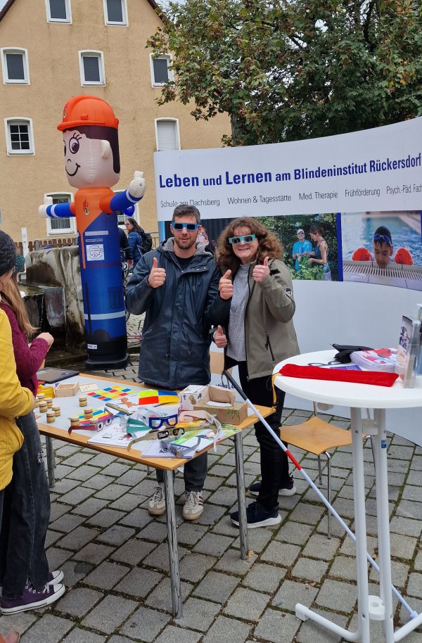 Der Institutsleiter Daniel Boldt und eine Kollegin der Schule am Dachsberg am Institutsstand.
