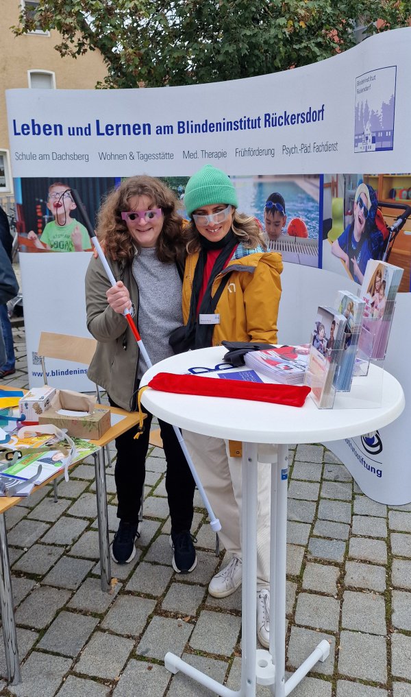 Zwei Kolleginnen am Stand des Blindeninstituts auf dem Tag der Regionen.