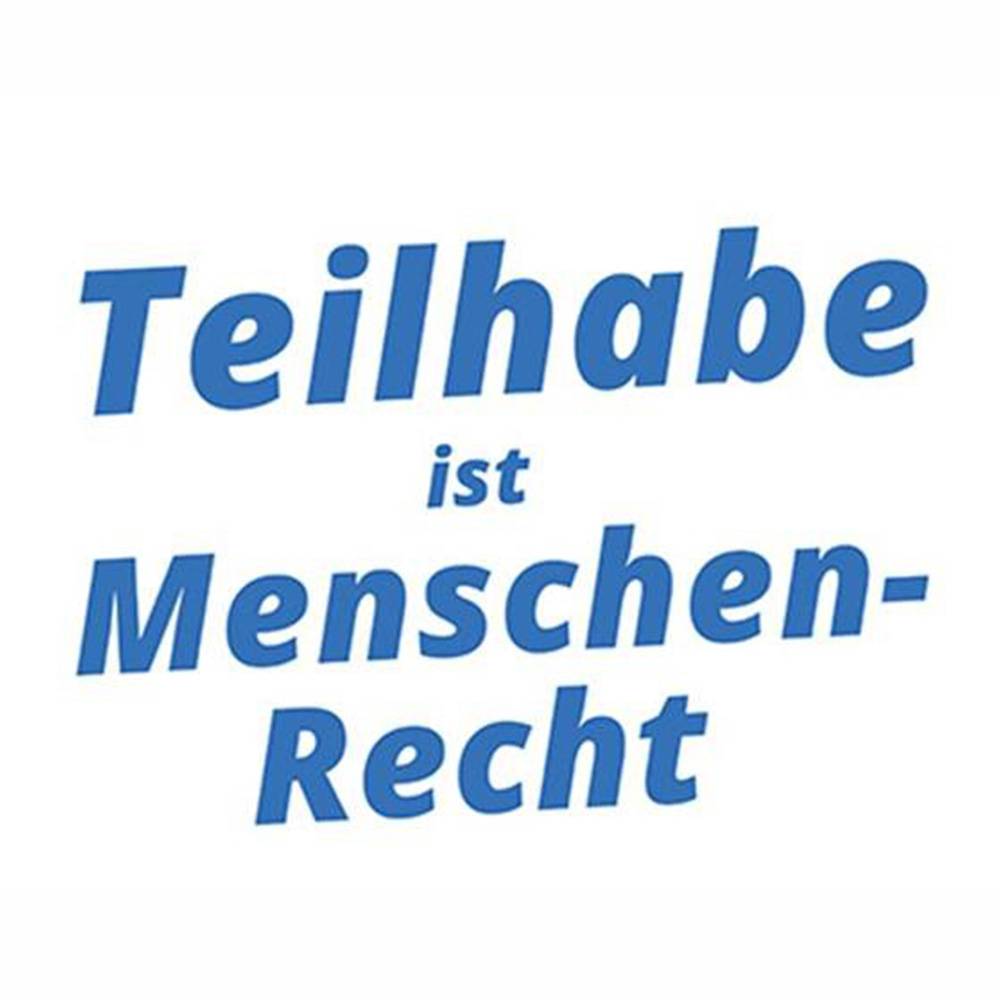 Blauer Schriftzug auf weißem Hintergrund: Teilhabe ist Menschenrecht.