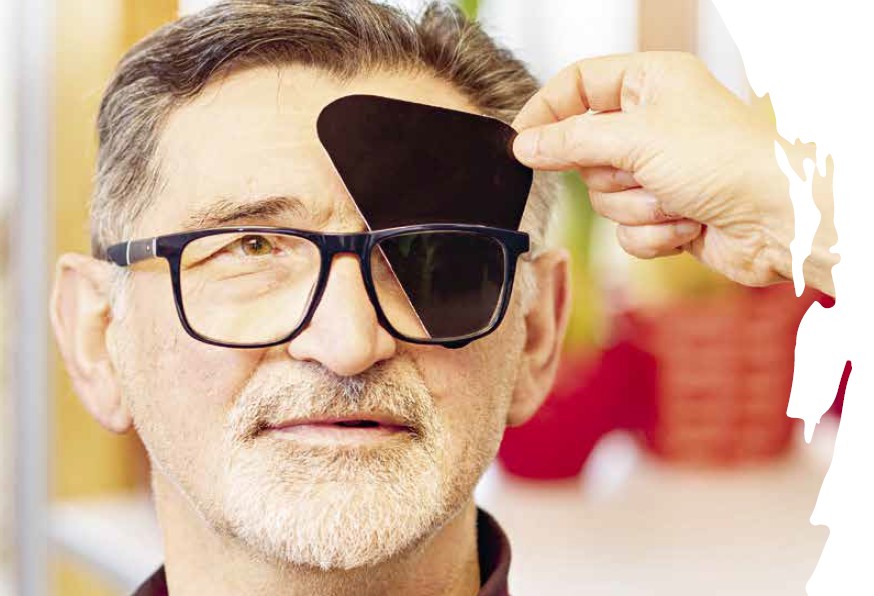 Titelbild des Stiftungsmagazins 2025. Darauf steht:  anders sehen - Das Stiftungsmagazin. Mit fremden Augen sehen. Präventionsprogramm: Pflegekräfte lernen, anders zu sehen. 