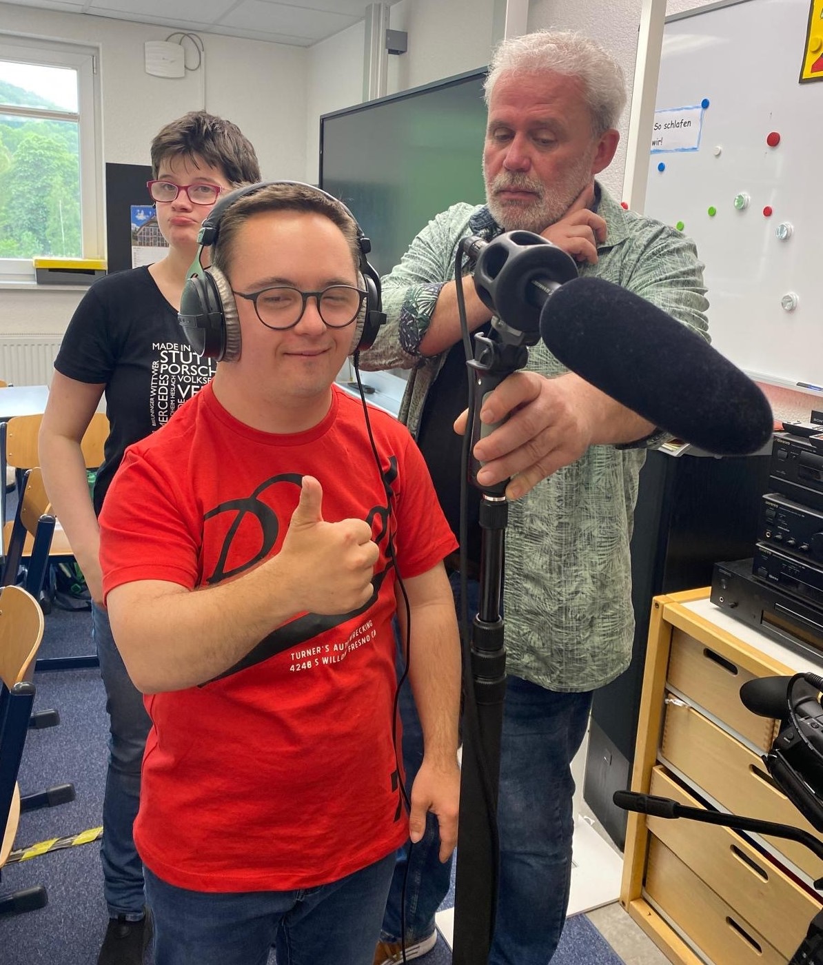 3 Menschen an der Arbeit mit Kameratechnik