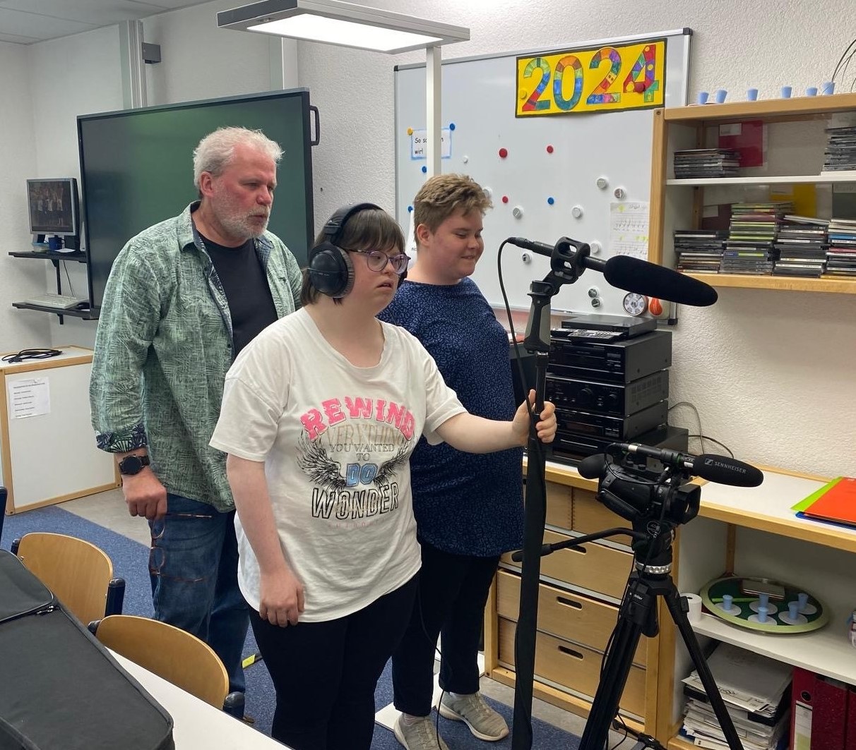 Ein inklusives Kamerateam in einem Klassenzimmer