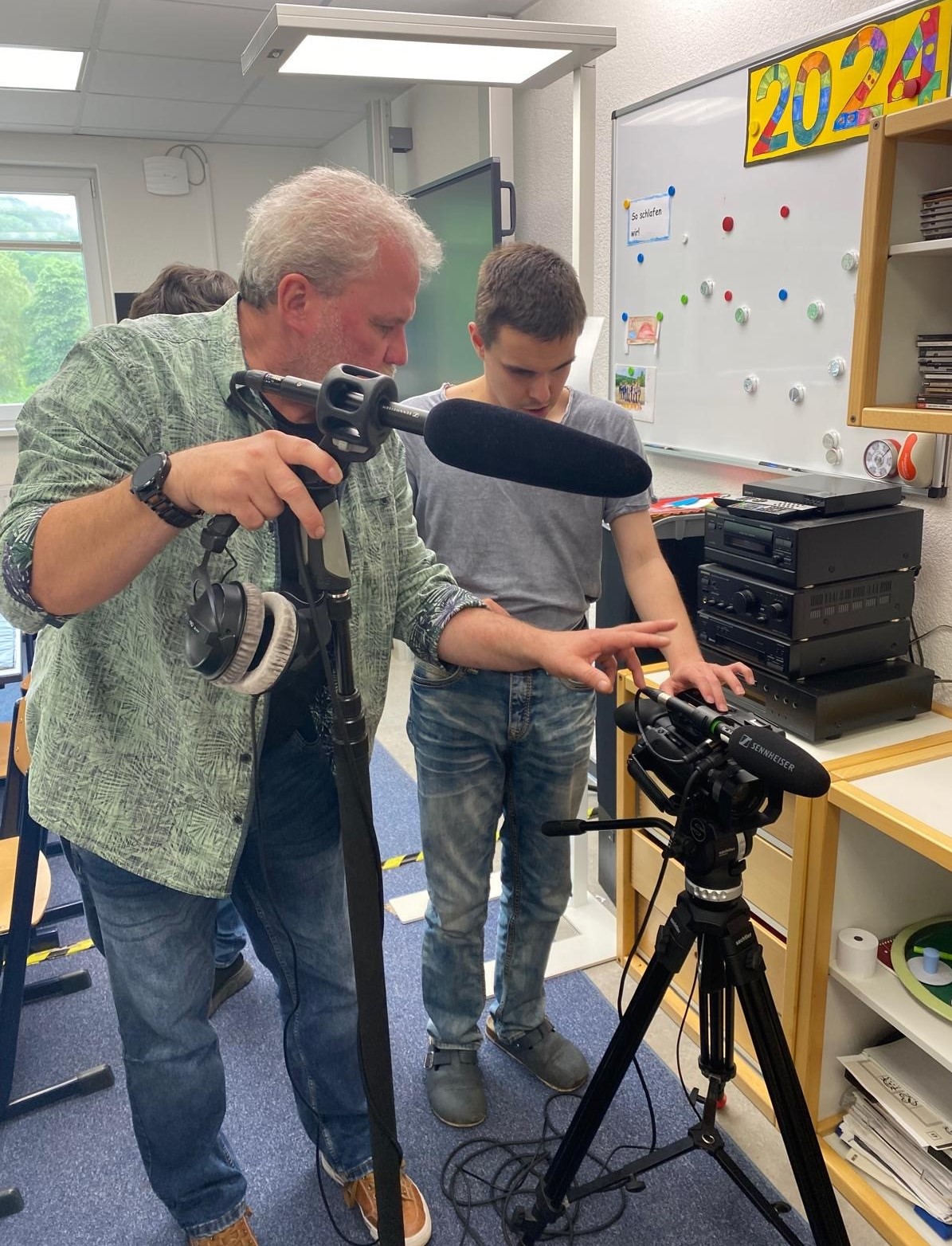 Ein Kameramann erklärt eine Filmkamera