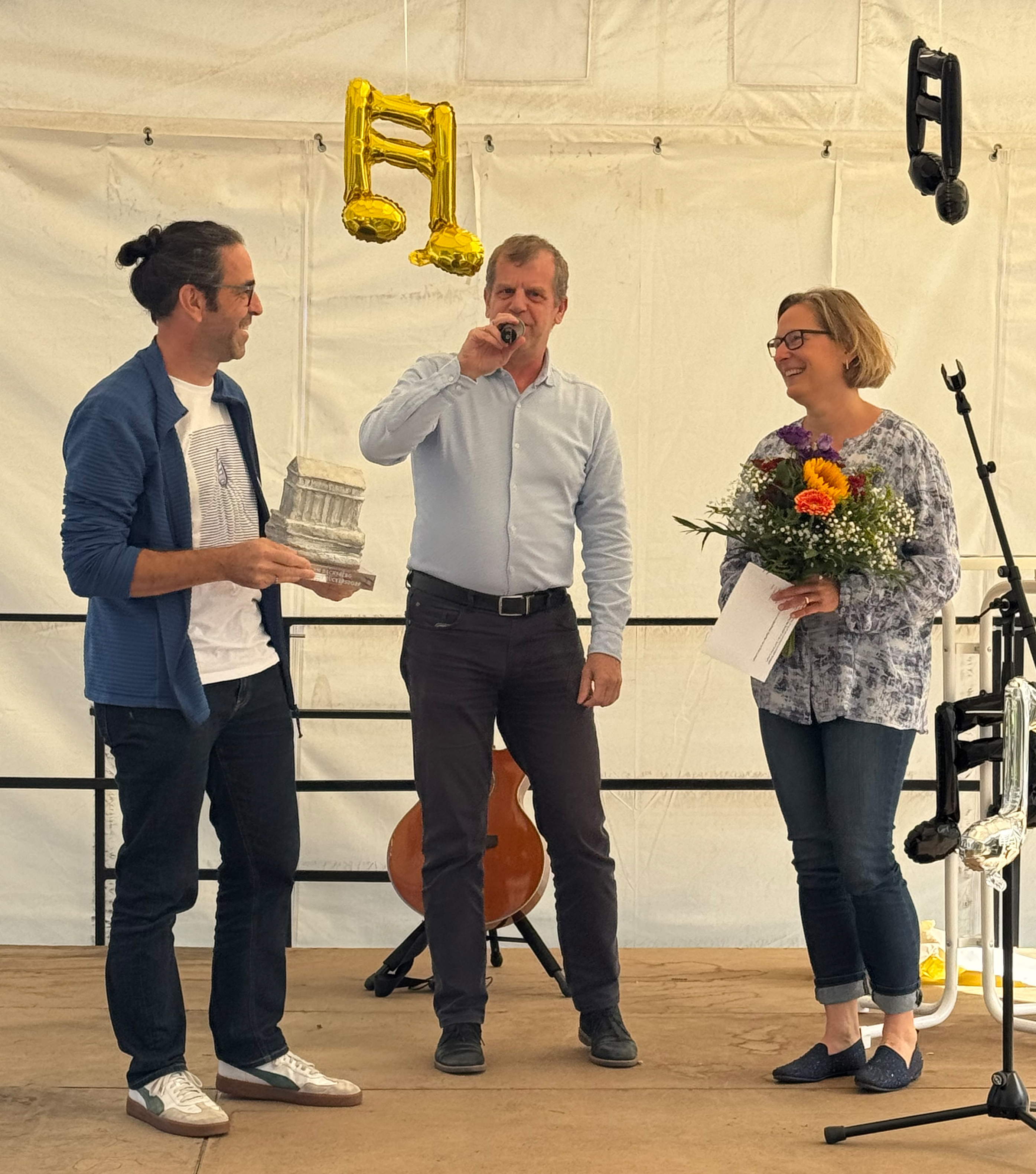 Preisträger Torsten Nowitzki, Rotary-Präsident Bernd Wachter und die Vorsitzende des Elternbeirats, Marion Scheffler 