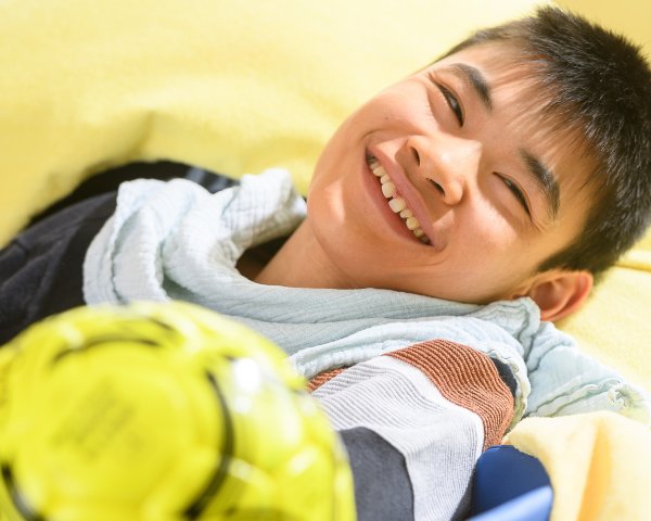 Das Bild zeigt einen lachenden Jungen