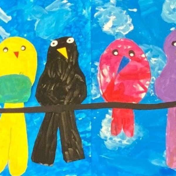 bunte Vögel sitzen auf einer Stange, dazwischen ist ein schwarzer Vogel
