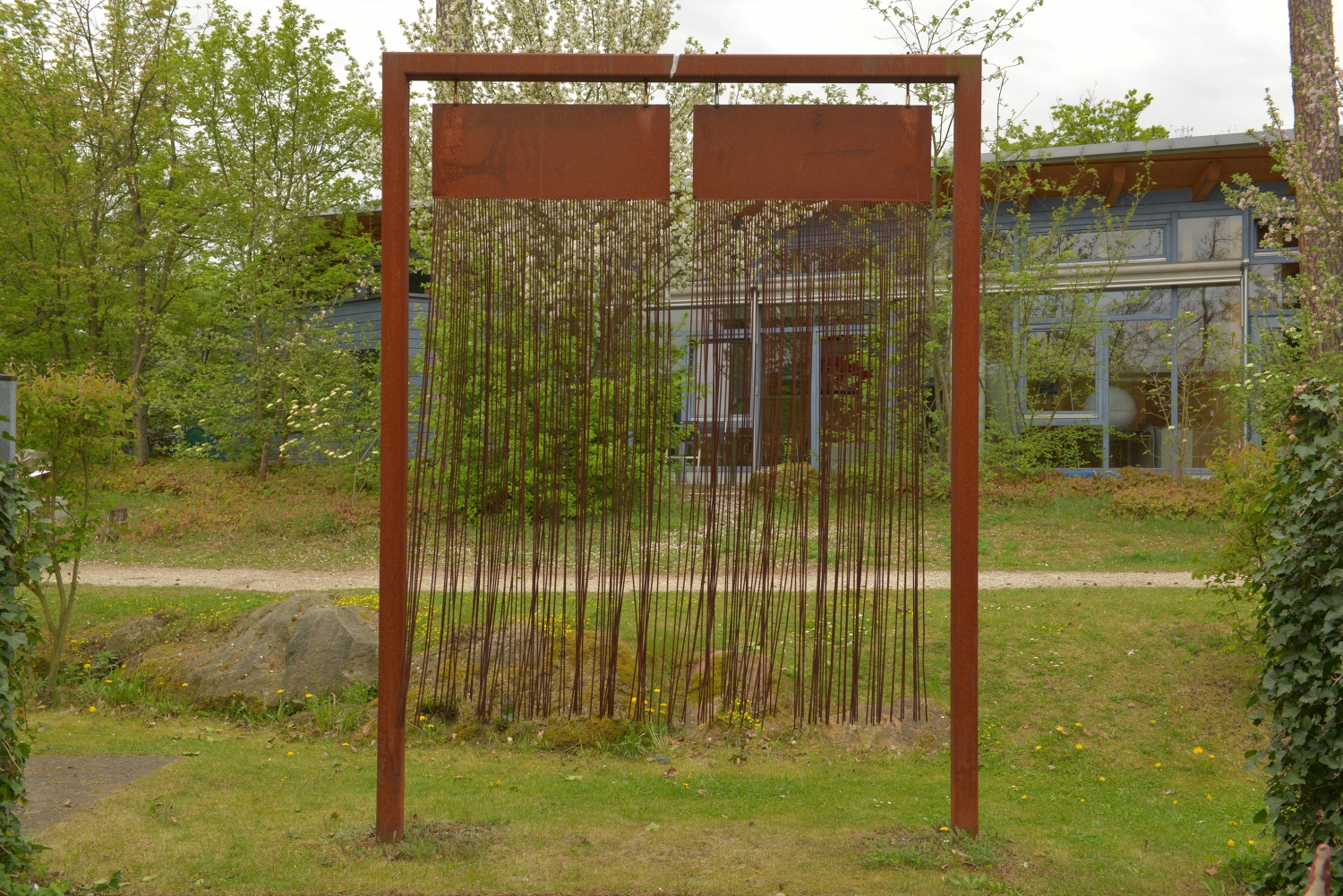 Das Kunstobjekt Klangvorhänge von Hannes Arnold im Park des Blindeninstituts Rückersdorf.