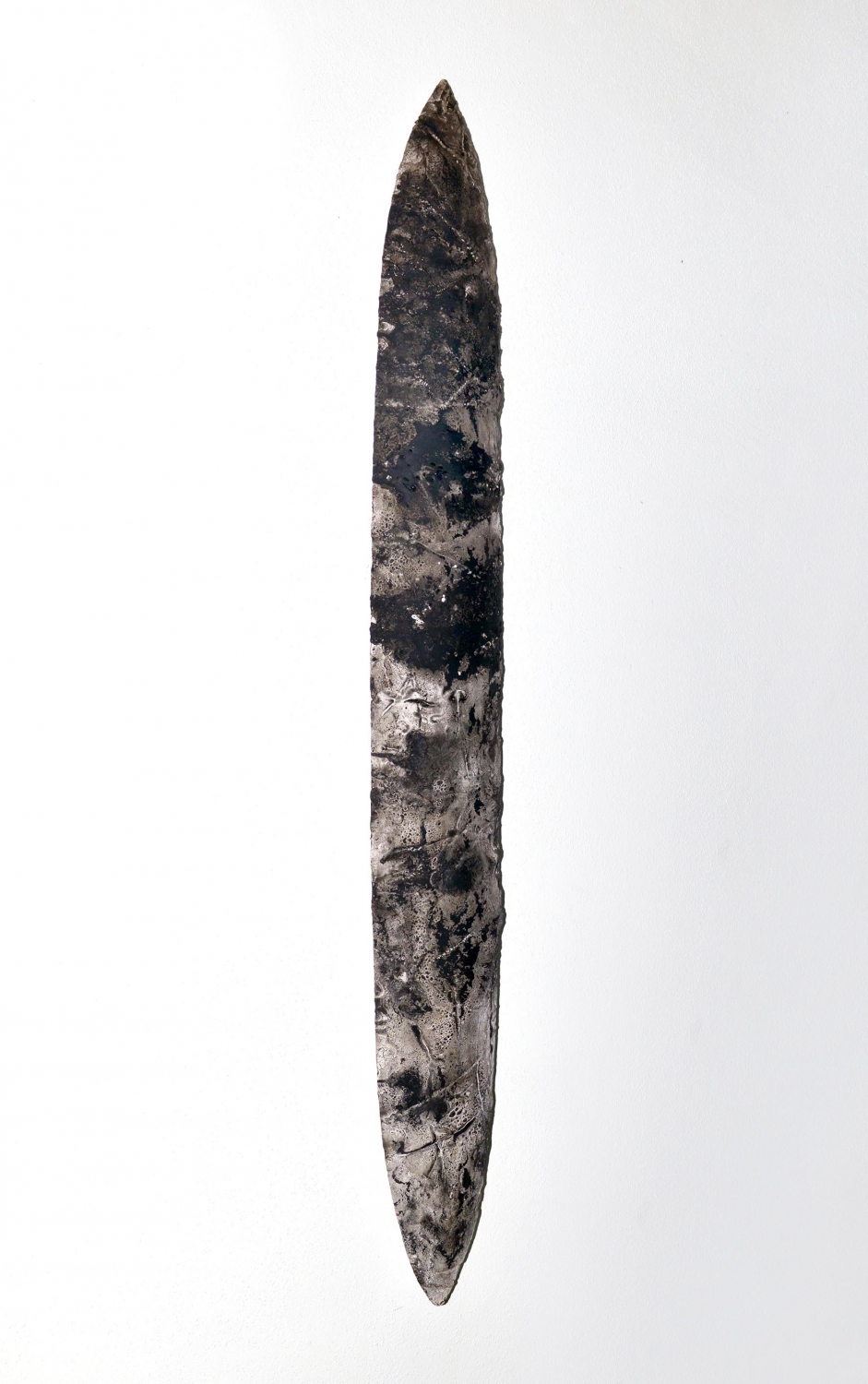 Das Kunstobjekt Großes Schild von Hubert Baumann im Park des Blindeninstituts Rückersdorf.