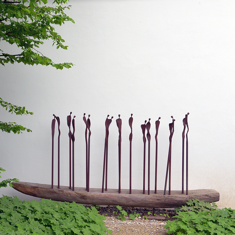 Das Kunstobjekt Im Boot von Georg Behninger im Park des Blindeninstituts Rückersdorf.