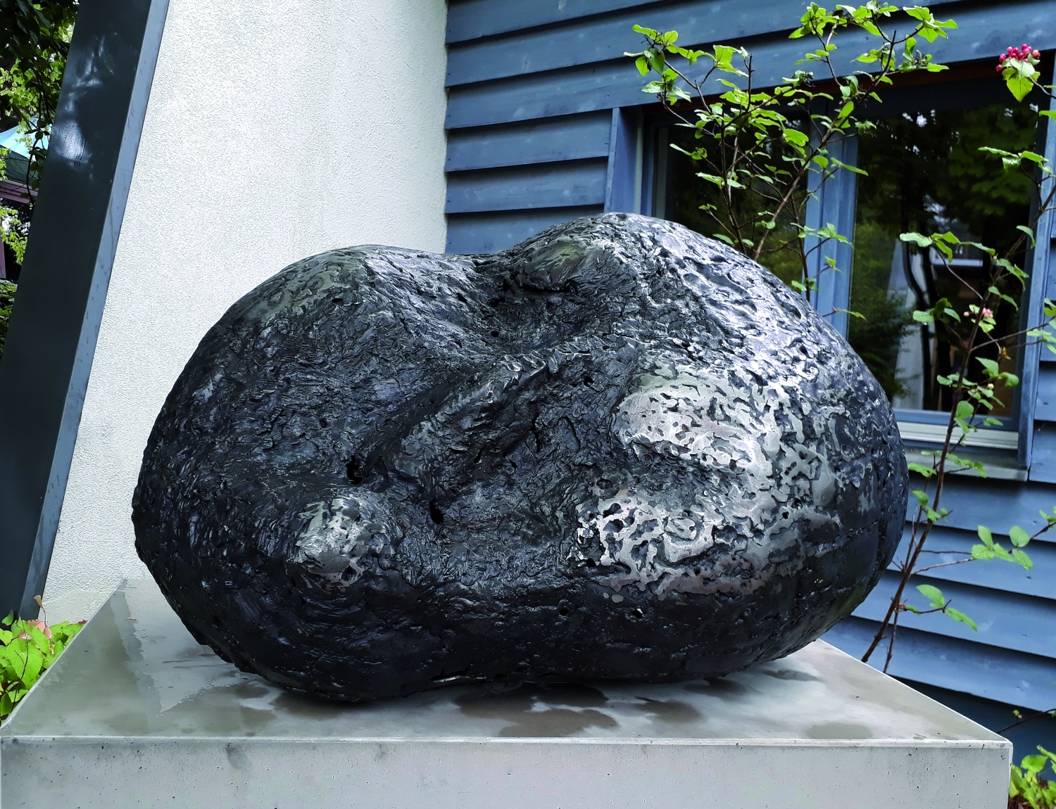 Das Kunstobjekt Schlaf von Botond im Park des Blindeninstituts Rückersdorf.