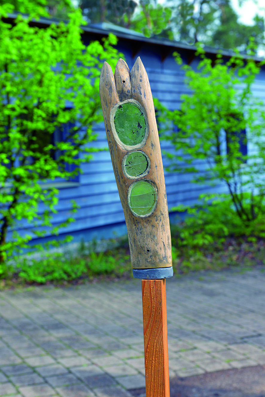 Das Kunstobjekt Hohes Zeichen von Klaus Bröer im Park des Blindeninstituts Rückersdorf.