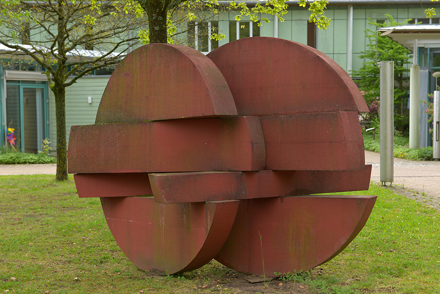 Das Kunstobjekt Geflecht von Hermann Frauenknecht im Park des Blindeninstituts Rückersdorf.