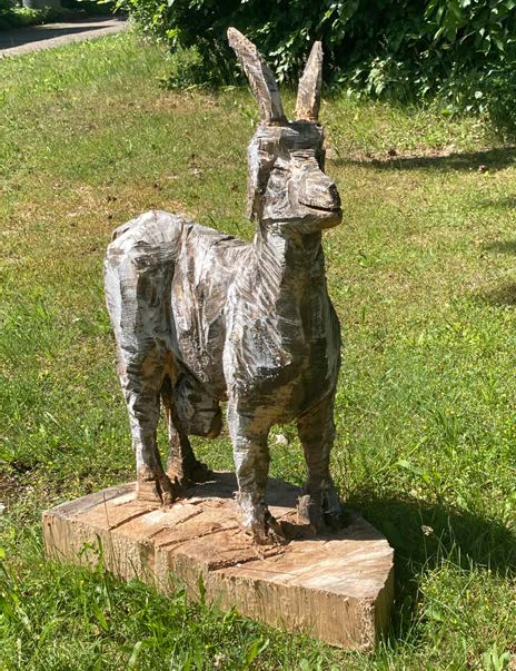 Das Kunstobjekt Ziege Eugenie von Clemens Heinl im Park des Blindeninstituts Rückersdorf.