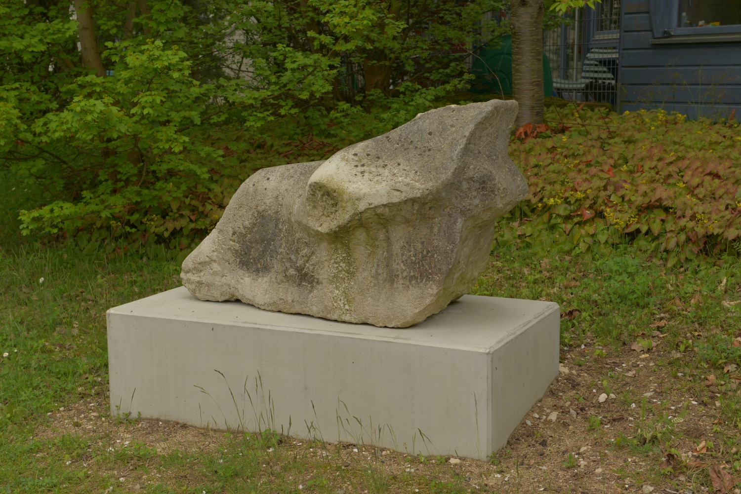 Das Kunstobjekt Kamelschädel von Hubertus Hess im Park des Blindeninstituts Rückersdorf.