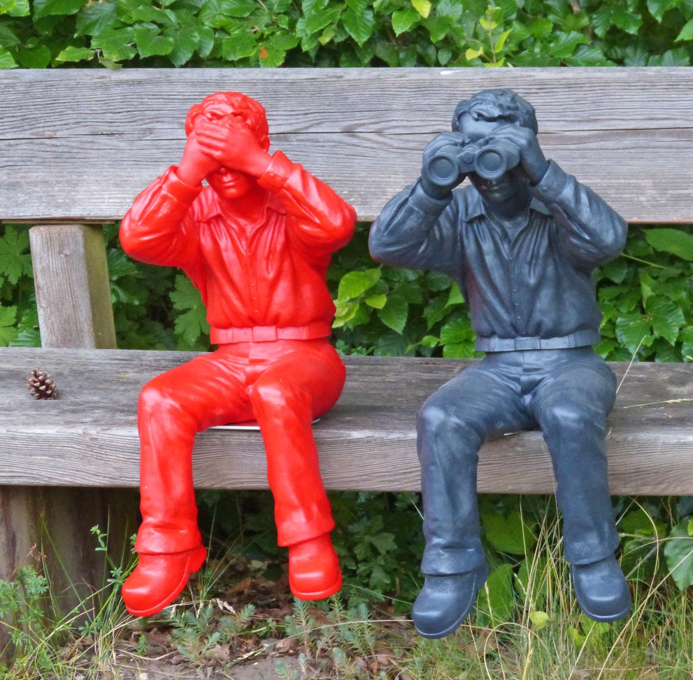 Das Kunstobjekt Weltanschauungsmodelle von Ottmar Hörl im Park des Blindeninstituts Rückersdorf.