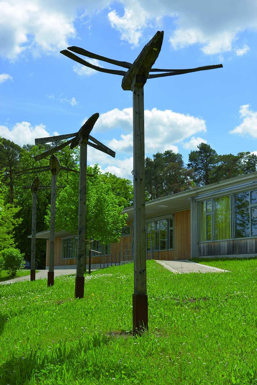 Das Kunstobjekt Flugstörung von Korbinian Huber im Park des Blindeninstituts Rückersdorf.