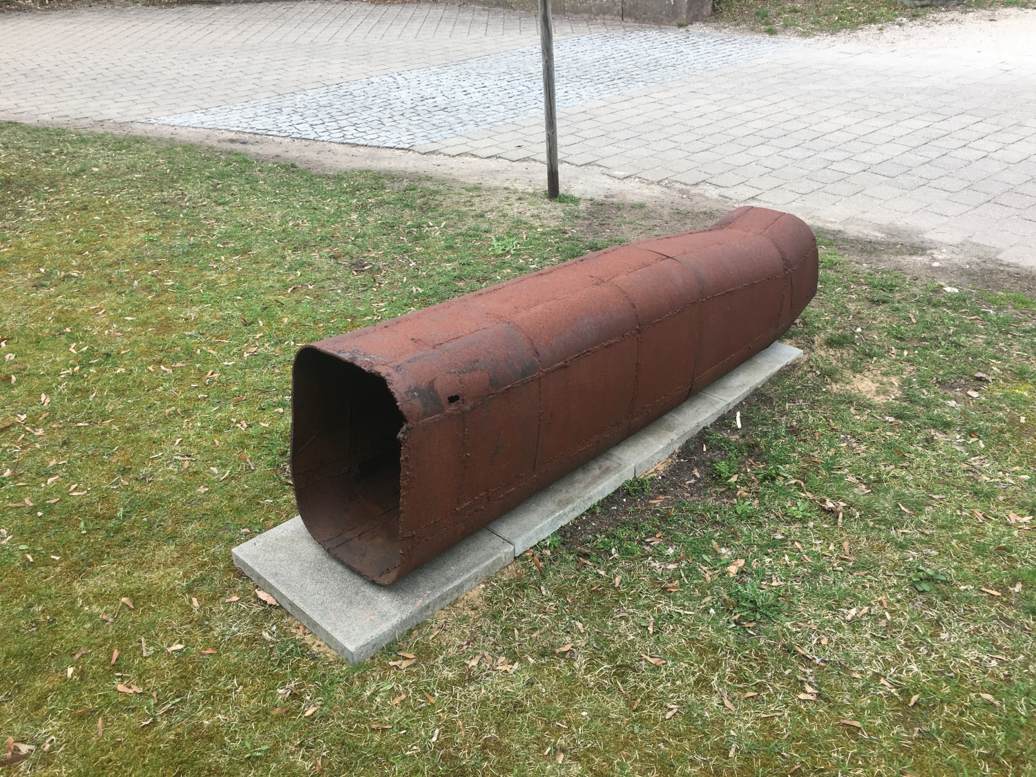 Das Kunstobjekt Große Hülle 16 von Werner Knaupp im Park des Blindeninstituts Rückersdorf.