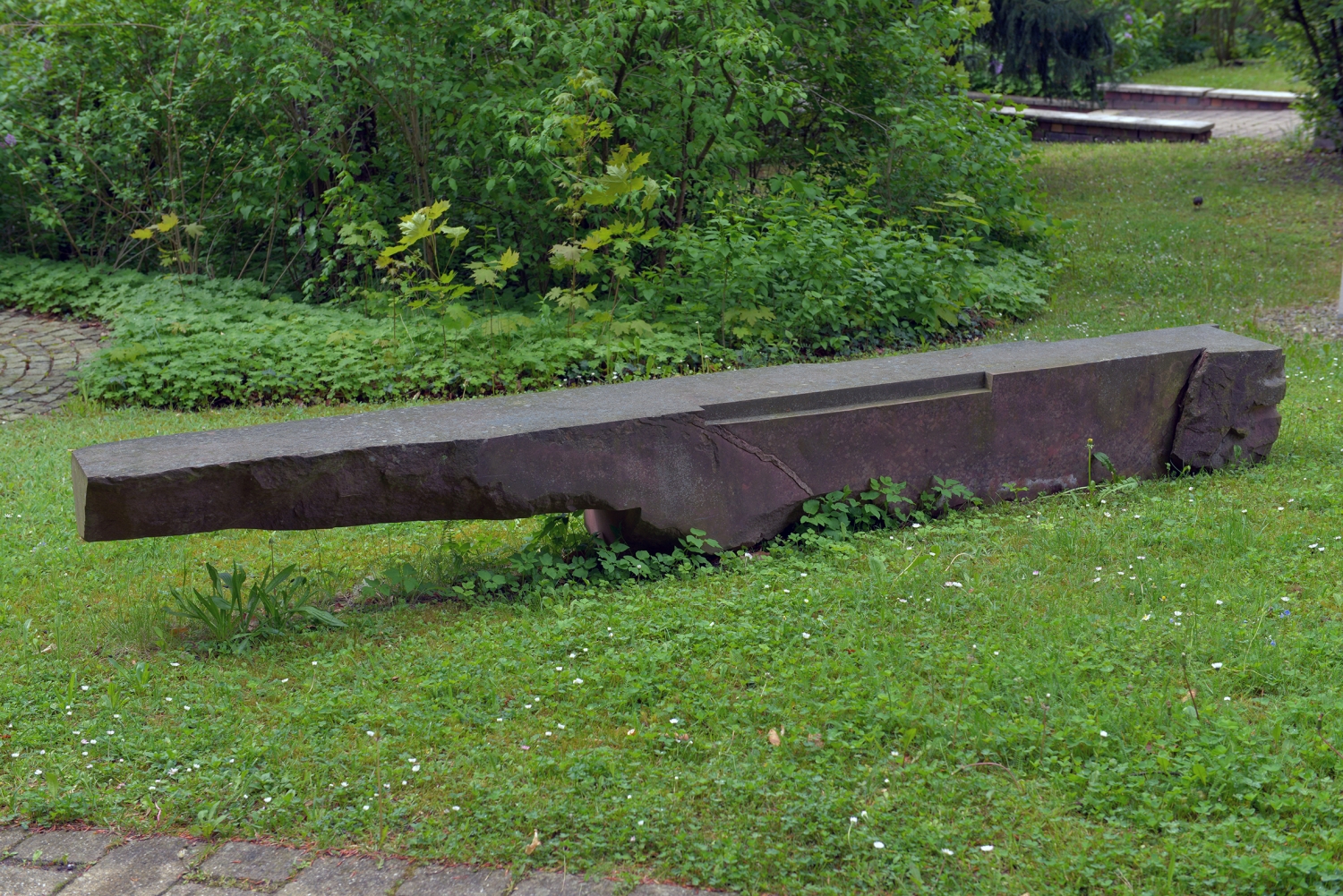 Das Kunstobjekt Zeiger von Uli Olpp im Park des Blindeninstituts Rückersdorf.